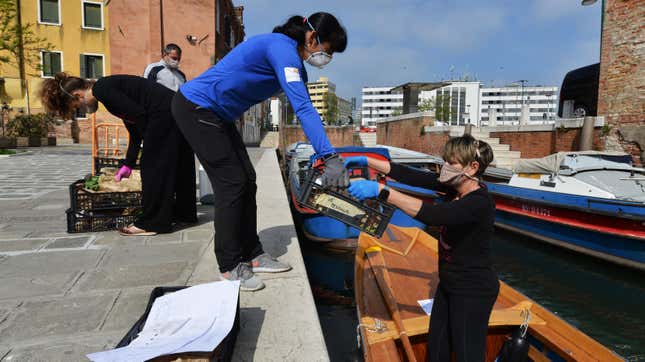 Image for article titled Women Rowers in Venice Are Using Gondolas to Deliver Groceries