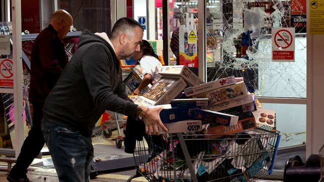 Image for article titled Violently Bored Americans Begin Looting Puzzle Stores