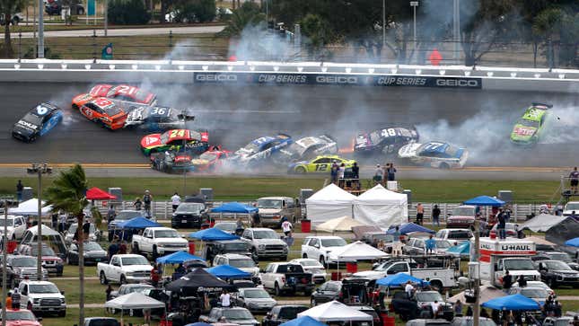 Image for article titled Early-Race Wreck Wipes Out A Quarter Of NASCAR&#39;s Daytona 500 Lineup