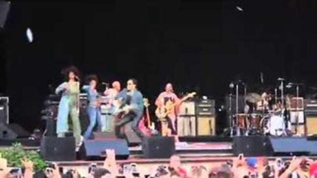 Lenny Kravitz's Dick Says 'Hey, Wsup, Hello!' On Stage