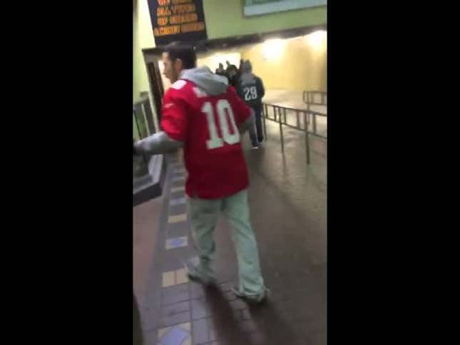 Trash-Talking Giants Fan Unprepared For Eagles Fan's Hands