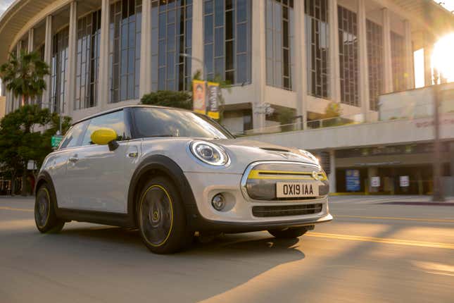 Image for article titled The 2020 Mini Cooper SE Goes Electric, but Is the Range Enough?