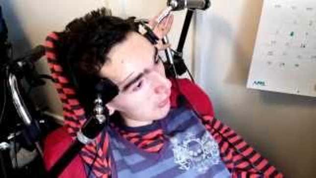 Disabled Gamer Plays <em>Minecraft</em> With His Eyebrows