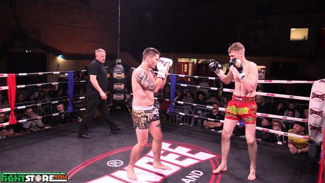 Muay Thai Guy Destroys Other Muay Thai Guy With Impossible Head Kick