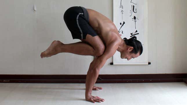 This Video Tutorial Teaches You to Balance on Your Hands<em></em>
