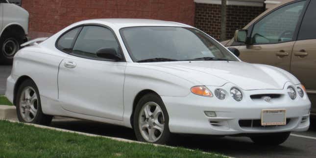 Un Hyundai Tiburon blanco 2000 en un estacionamiento