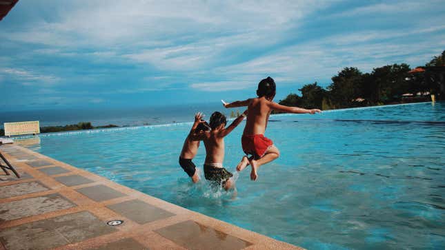Image for article titled A Guide to Keeping Your Kids Safe While Swimming
