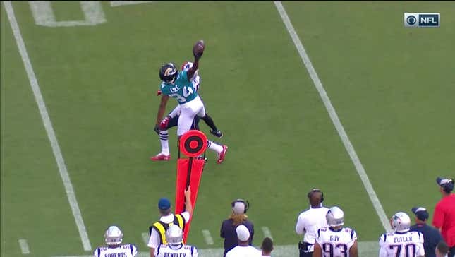 Jaguars WR Keelan Cole Snags An Absurd One-Handed Catch Against The Patriots