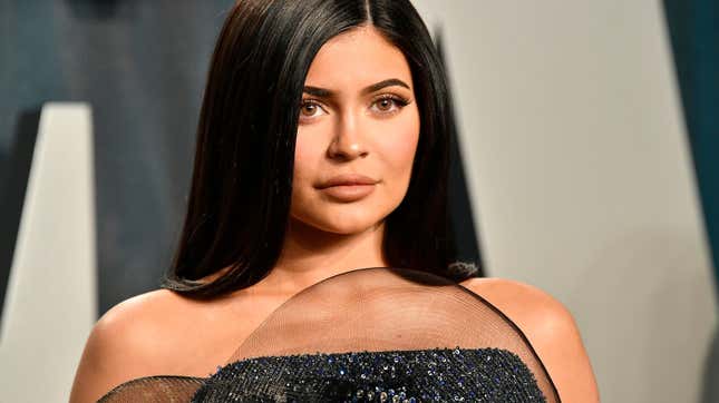 Image for article titled I Love the Deranged Way Kylie Jenner Cuts Her Cake