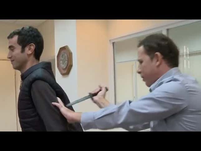 Pone a prueba en vídeo un chaleco anticuchillos. Termina apuñalado en el hospital