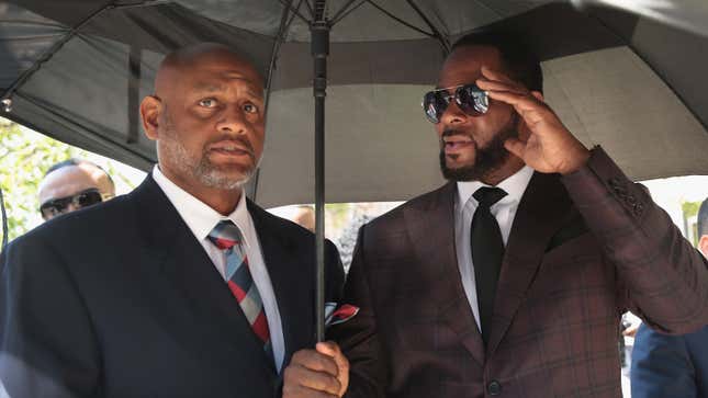 R. Kelly (R) leaves the Leighton Criminal Courts Building following a hearing on June 26, 2019 in Chicago, Illinois. 