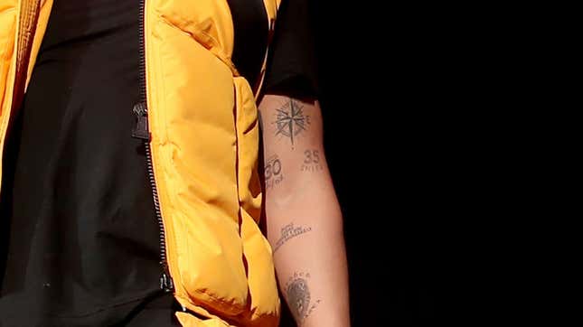 Image for article titled Drake Tries Very Hard To Pretend He Doesn't Have Steph Curry And Kevin Durant's Jersey Numbers Tattooed On His Body