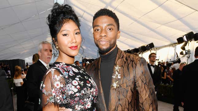  Taylor Simone Ledward and Chadwick Boseman attend the 25th Annual Screen Actors Guild Awards on January 27, 2019 in Los Angeles, California.