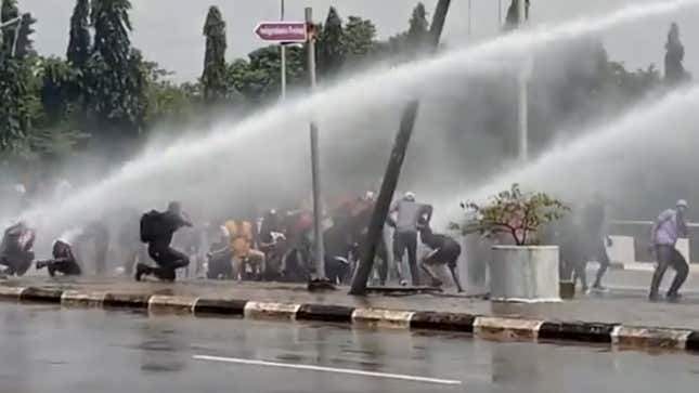 Image for article titled Nigerian Police Force Says it Will Disband Special Anti-Robbery Squad, Amid Protests Against Corruption and Police Brutality