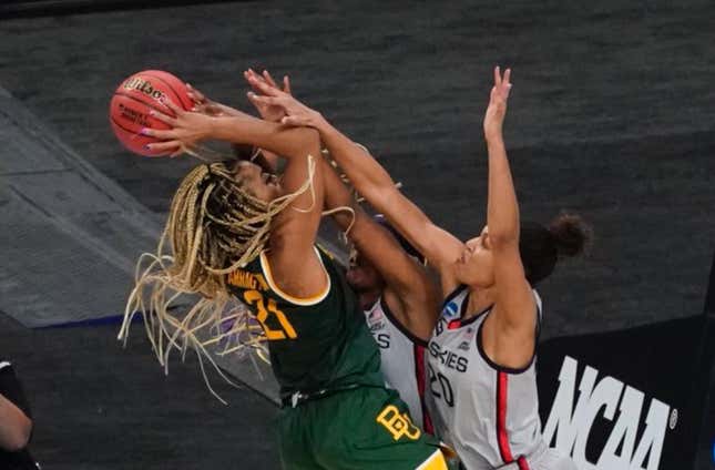 Image for article titled How Is This Not a Foul?!