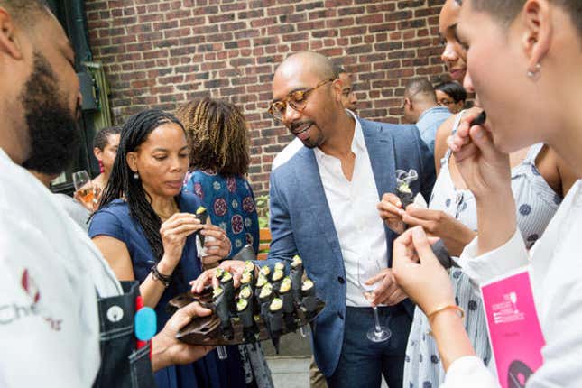 Guests enjoy hors d’oeuvres at a Taste of the Iconoclast Dinner event.