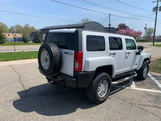 Image for article titled At $6,400, Could This 2006 Hummer H3 With a 5-Speed Have You Humming a New Tune?