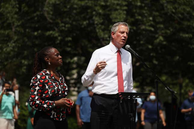 Image for article titled Bill de Blasio Gestures at...Hints at...Suggests He Will Do the Right Thing by Saying He Will Cut Funding From NYPD