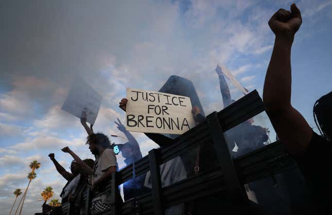 Image for article titled One Officer Who Killed Breonna Taylor Has Been Fired, 2 Others Still Have Their Jobs