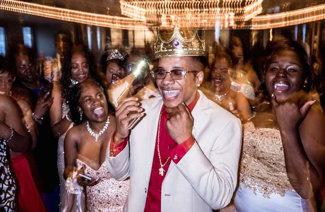High Schoolers From Flint, Michigan Had a Gorgeous Prom On a Detroit Riverboat