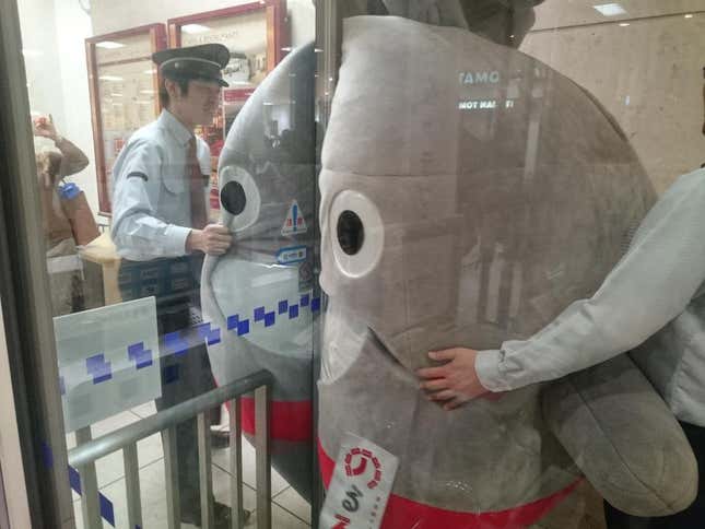 Image for article titled When Japanese Mascots Get Stuck