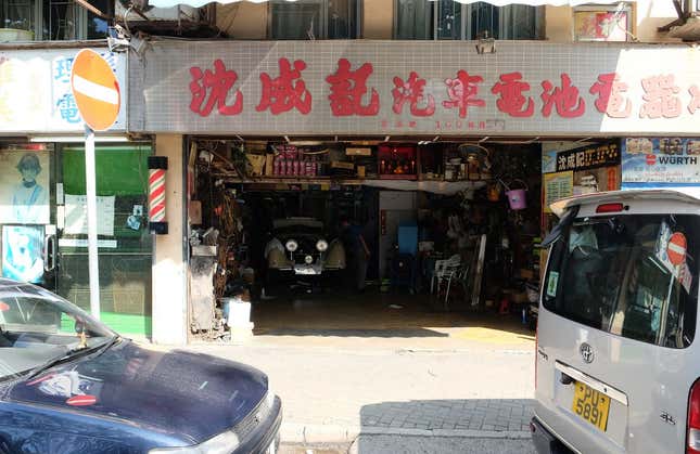 Image for article titled The Most Dedicated Mechanics In The World Wrench On The Streets Of Hong Kong