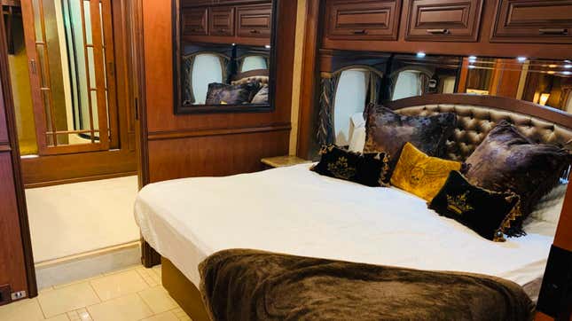 Image for article titled Bret Michaels's $170,000 Disinfected Tour RV Can Be My New Tiny Home