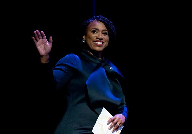 Image for article titled Cory Booker and Ayanna Pressley Introduce Sweeping Bill to Prevent Pregnancy-Related Deaths Among Black Women