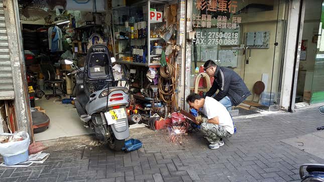 Image for article titled The Most Dedicated Mechanics In The World Wrench On The Streets Of Hong Kong