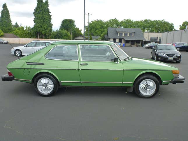 Image for article titled At $4,500, Could This 1979 Saab 900 EMS Make it Easy Being Grön?