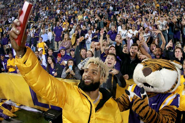 Odell Beckham Jr. of the New York Giants takes a picture with Mike the Tiger during the second half of a game between the LSU Tigers and the Texas A&amp;M Aggies at Tiger Stadium on November 25, 2017 in Baton Rouge, Louisiana. LSU won the game 45 - 21.