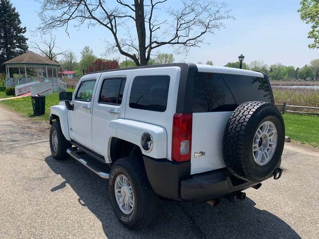 Image for article titled At $6,400, Could This 2006 Hummer H3 With a 5-Speed Have You Humming a New Tune?
