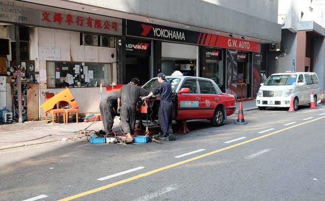 Mechanics wrenching on a Taxi (Photo: Michael Tracy)