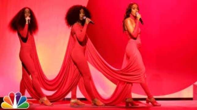 Watch Solange Perform Gorgeous Renditions of 'Rise' and 'Weary' on <i>The Tonight Show</i><em></em>