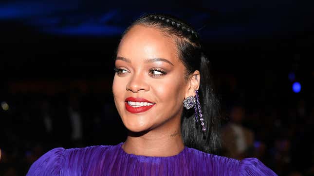 Image for article titled Spotted: Rihanna's Fashion Mullet!