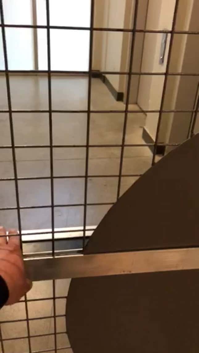 ¿Quién es el genio que diseñó esta puerta de seguridad para uno de los cuarteles de Amazon?<em></em>