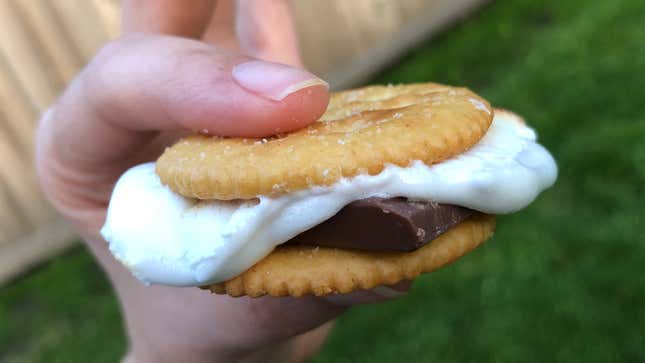 Image for article titled Make s’mores with Ritz crackers