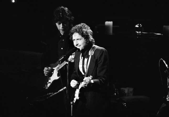 Bob Dylan at New York’s Madison Square Garden Jan. 30, 1974. Image via AP.