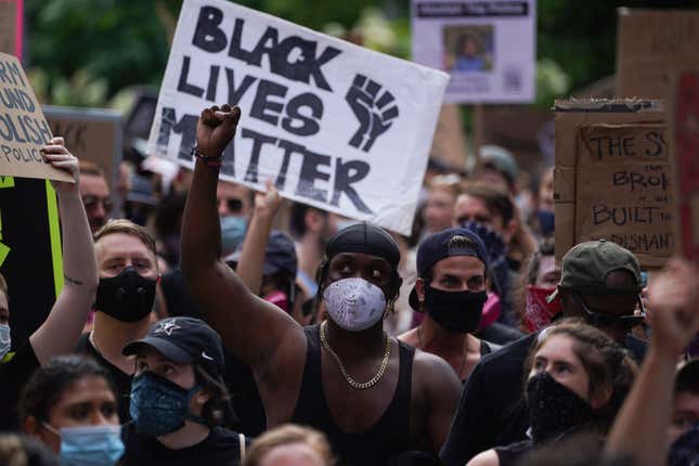 Image for article titled California Sheriff&#39;s Office Employee Caught Vandalizing a Black Lives Matters Sign