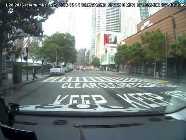 Uber pone en la calle taxis autónomos sin permiso, se saltan un semáforo y culpa a un conductor humano<em></em><em></em>