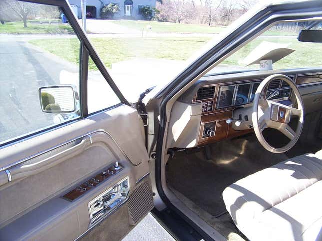 Image for article titled At $5,500, Would You Class Up The Joint With This 1989 Lincoln Town Car?