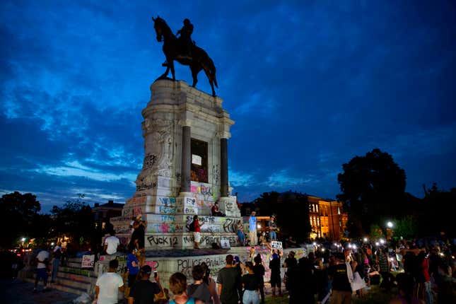 Image for article titled An 1890 Land Deed Halts Removal of Robert E. Lee Statue in Virginia