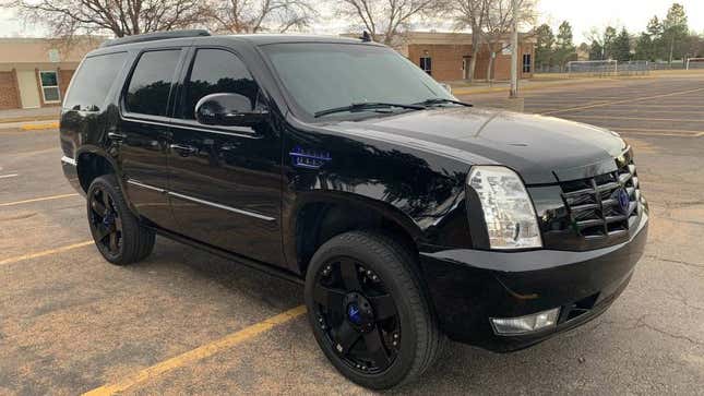 Image for article titled At $28,000, Will This Black &amp; Blue 2007 Cadillac Escalade Bruise Your Wallet?