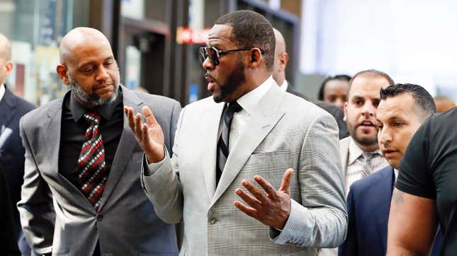  R. Kelly arrives at the Leighton Criminal Courthouse on June 06, 2019 in Chicago, Illinois to face new charges of criminal sexual abuse.