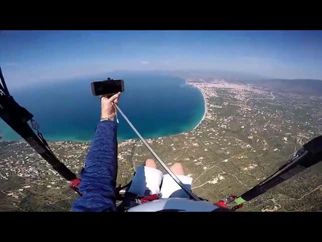 Intenta usar un palo de selfies en parapente a 700 metros de altura y sucede justo lo que imaginas