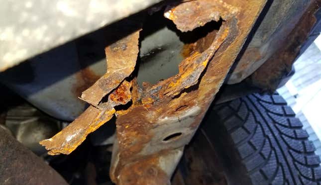 Image for article titled This Seemingly Beautiful Jeep Cherokee Is A Nightmare Example Of Why Mandatory Safety Inspections Make Sense