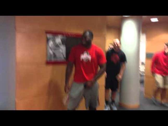Cardale Jones And Other Buckeyes Fooled By Living Mannequin Prank