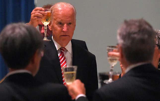 Image for article titled Unemployed Former President Keeps Hating on Champagne Biden From Outside the Club