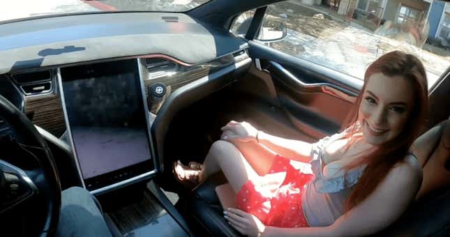 Imagen para el artículo titulado Una pareja graba la primera escena sexual de una película porno en un Tesla con el autopilot activado