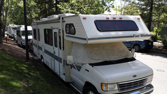 Image for article titled Owners Are Offering Their Empty RVs To Medical Staff During Coronavirus Fight